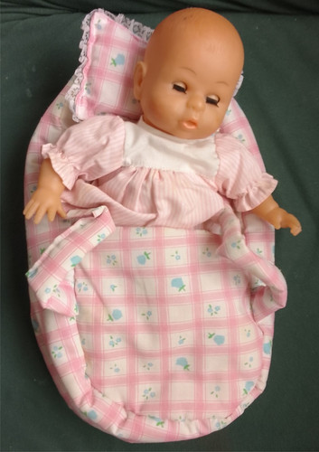 Bambola con letto